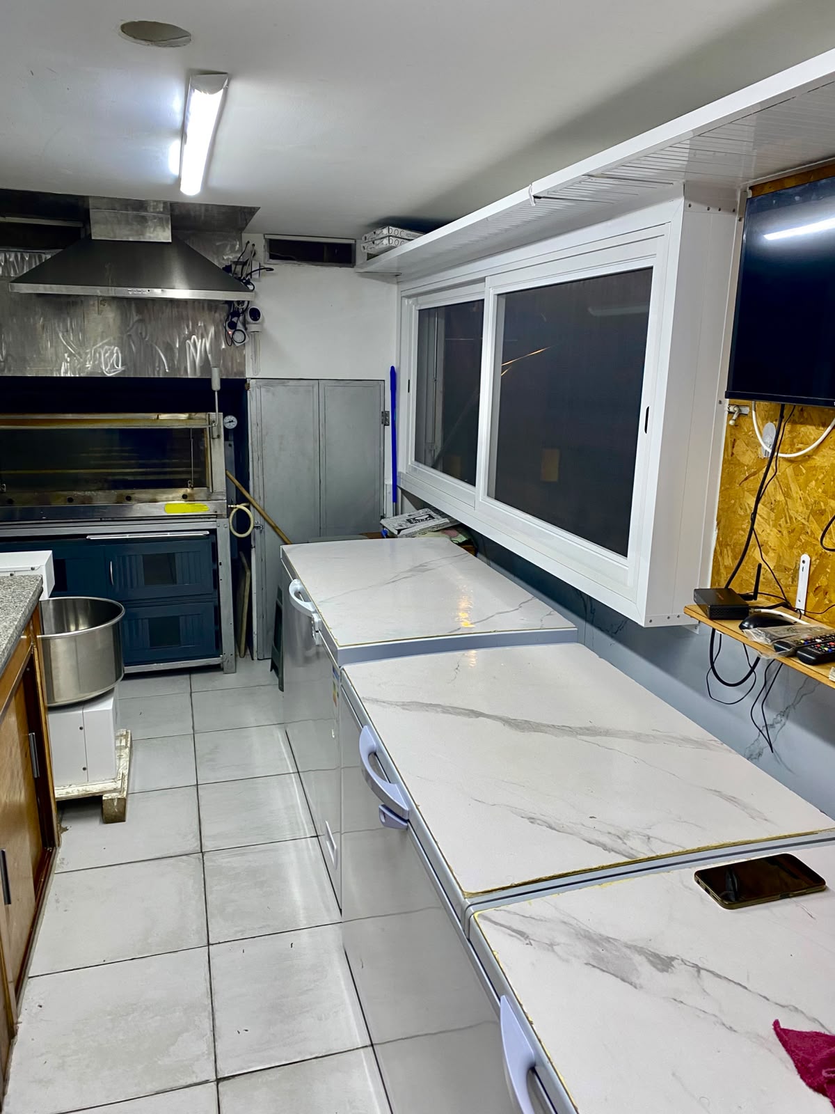 Zona de pizzas com forno e bancadas de trabalho