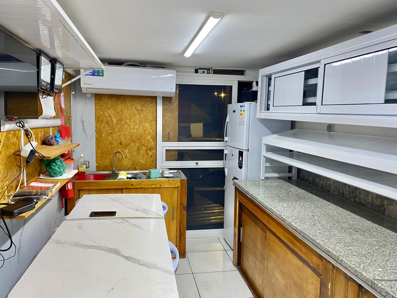 Área de preparação com bancadas e frigorífico
