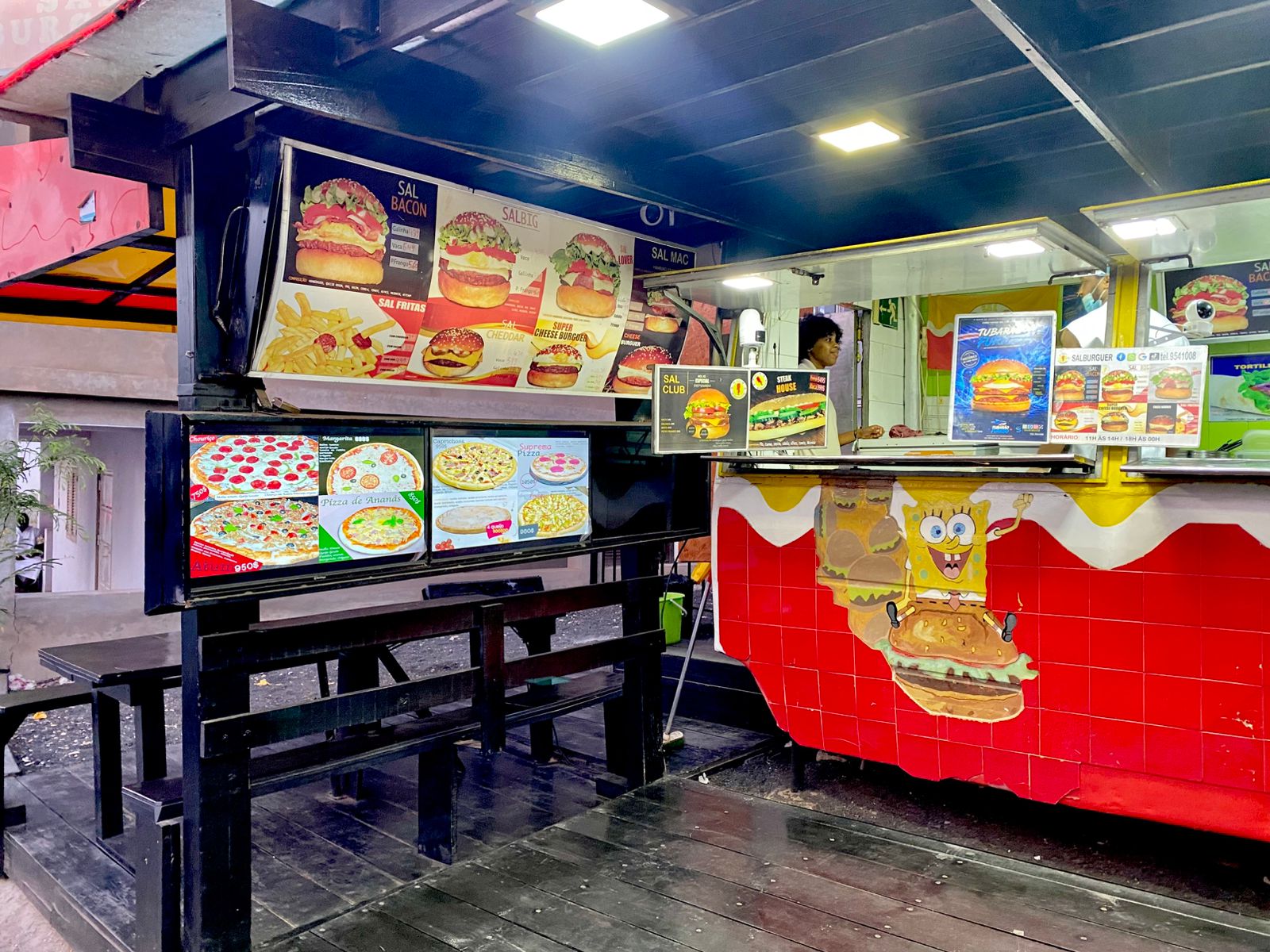 Balcão da Sal Burguer com os cartazes do menu