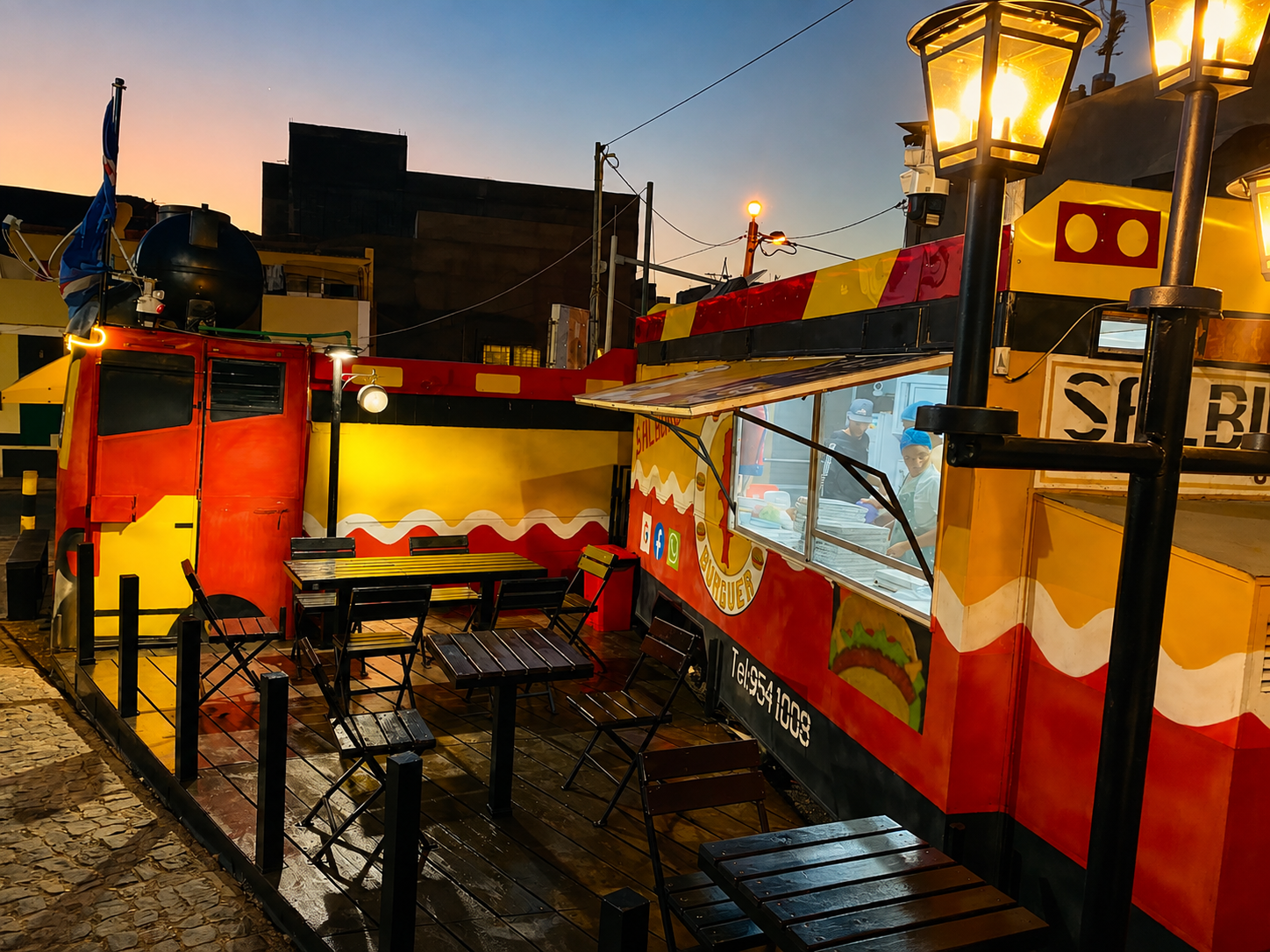 Espaço exterior da Sal Burguer iluminado durante a noite