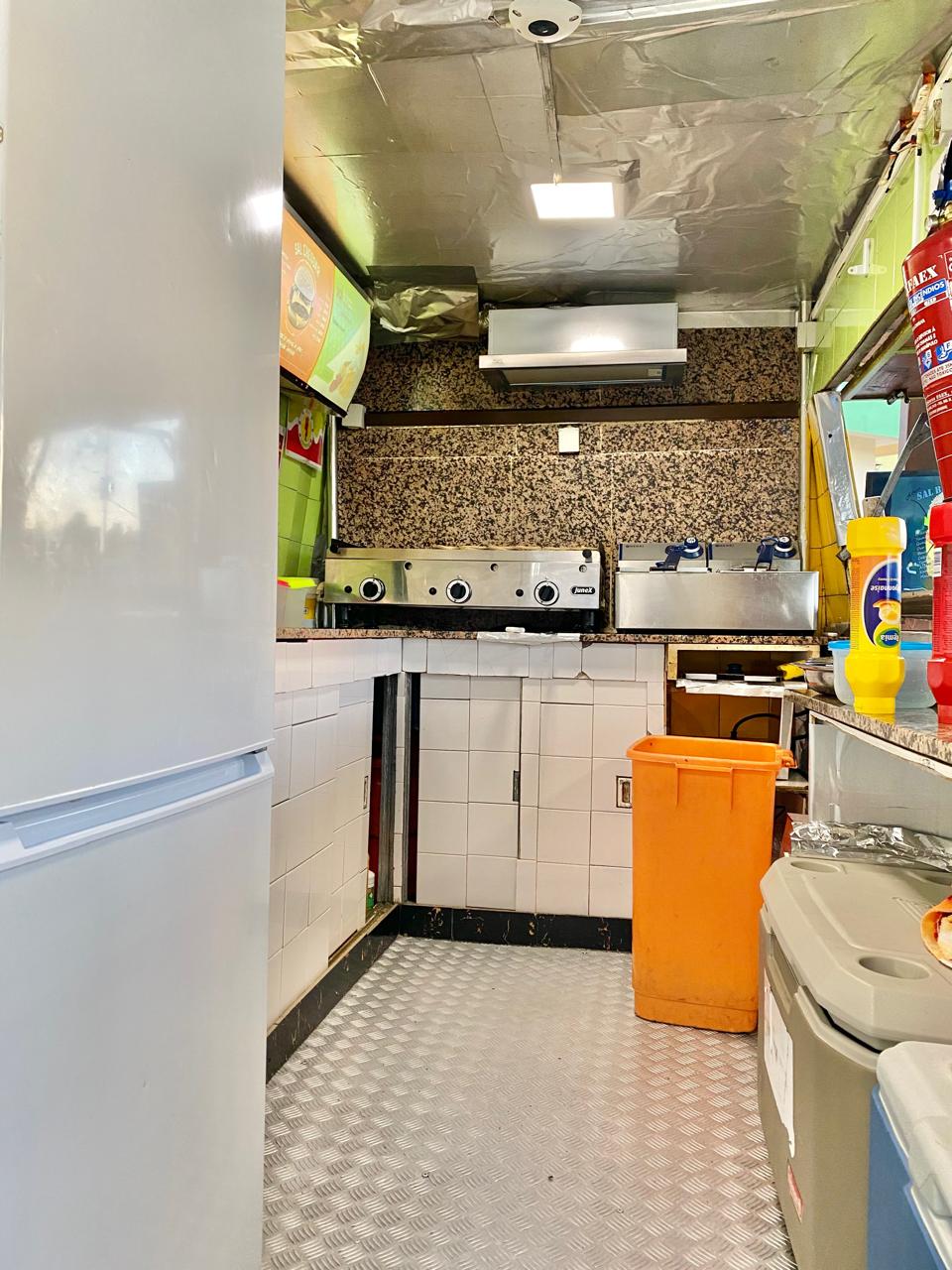 Cozinha da Sal Burguer com grelha e fritadeiras