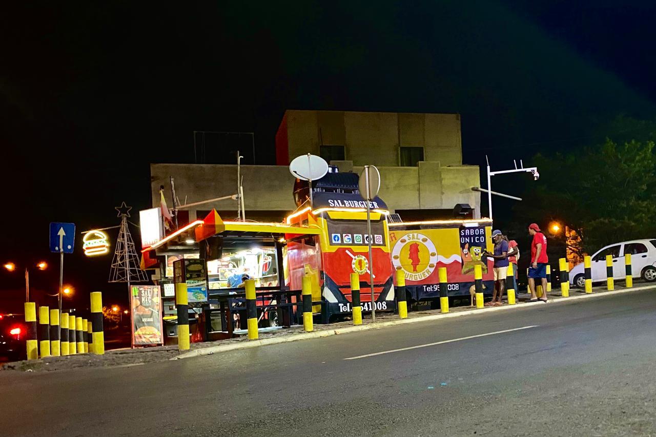 Vista noturna do food truck e zona exterior da Sal Burguer